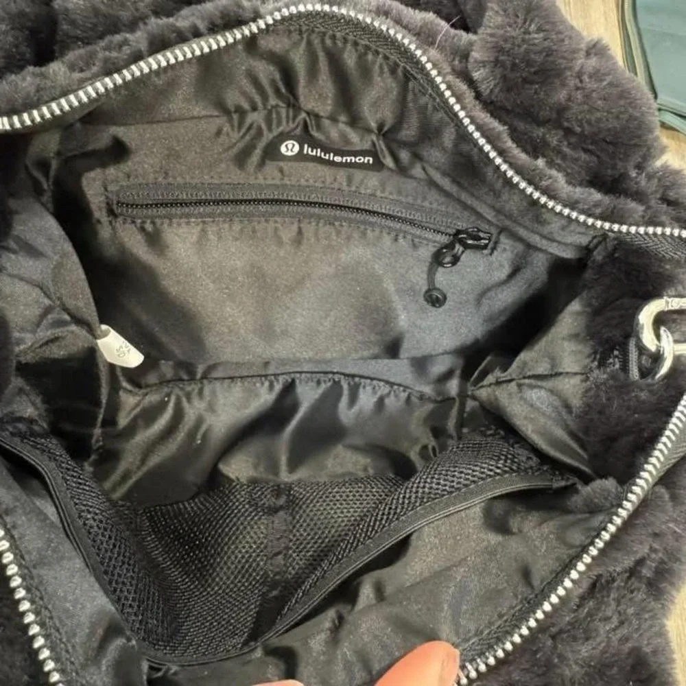 Lululemon Quilted grid tote Bag Mini 5L in plush fleece - Picture 6 of 6